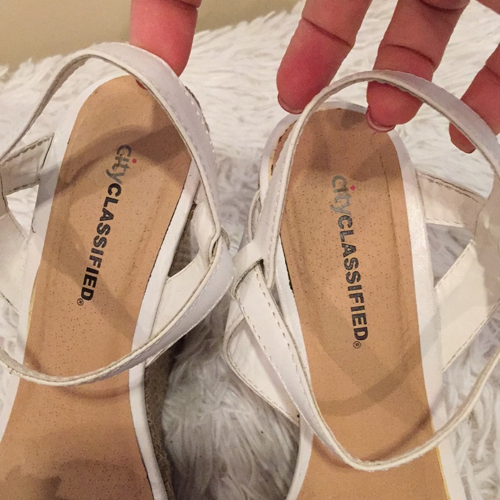 City Classified White wedge sandals size 8 - Picture 5 of 8